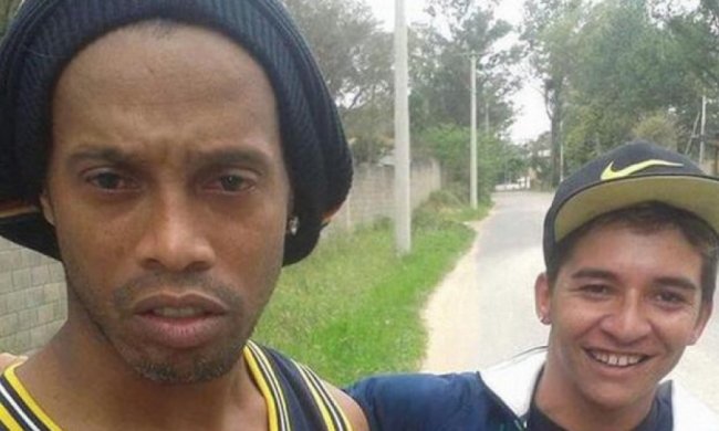 Радостное селфи с печальным кумиром: фанат сфотографировался с Роналдиньо