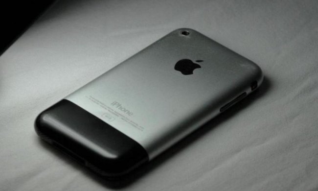 Найрідкісніший iPhone у світі продають за ціною авто