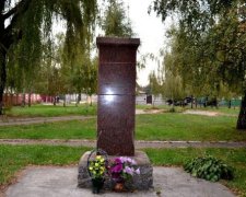 Вандали опоганили пам'ятник диригенту Верьовці на Чернігівщині (фото)
