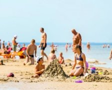 Засмагати топлес: вчені попередили про страшну небезпеку