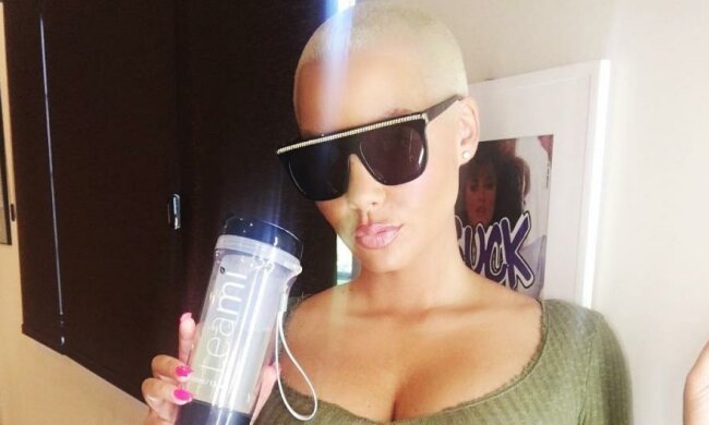 Бритоголовая Эмбер Роуз поразила огромными формами