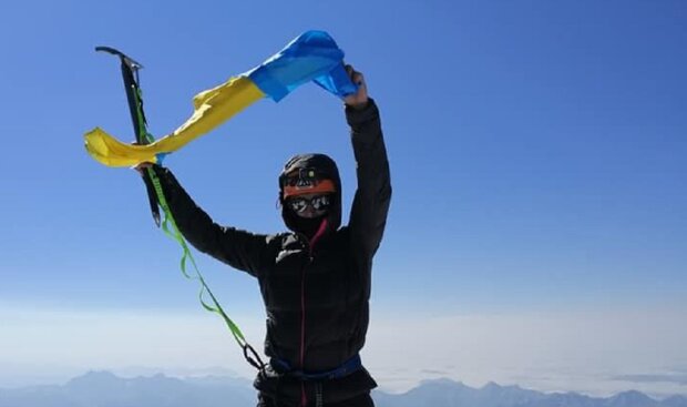 Украинская альпинистка покорила Арарат с "Кобзарем" под мышкой: "Кохайтеся, чорнобривi"