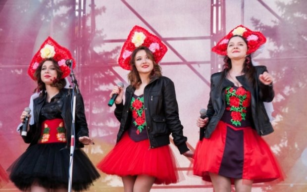Великдень по-кремлівськи: окупантів розважали розпусні дівчата у кокошниках 