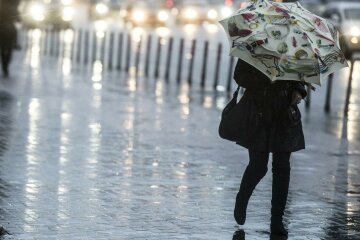 Стіна дощу замість снігу: Дніпро атакує мокра стихія 23 грудня