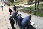 Чернівчани вишикувалися в чергу за "тисячею" від Михайлішина: "А дадуть?"