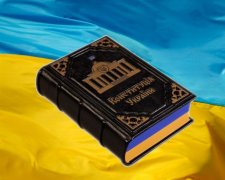 Украинцы отмечают День Конституции