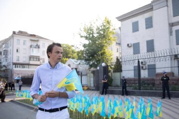 Под посольством РФ установили флаги