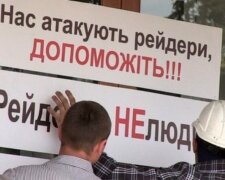 У Києві рейдери "викурюють" людей з будинку, в хід пішли димові шашки: відео