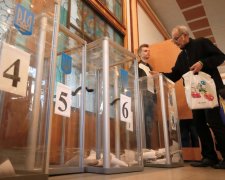 Чоловік "поклав" на вибори просто в кабінці для голосування: кадри, які підірвали мережу
