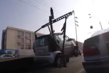 6 "автонегренят" припаркувалися у смузі громадського транспорту