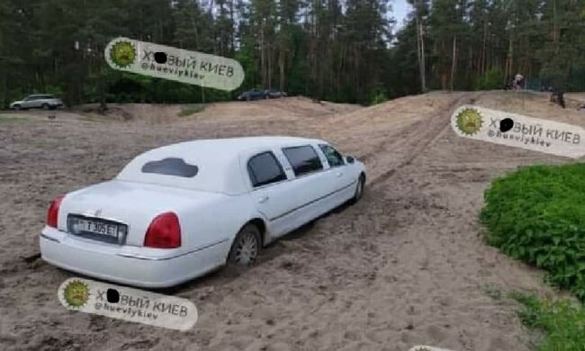 На киевском пляже засекли лимузин, отдыхающие оценили: "Можно и поле вспахать"