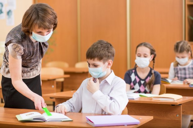 Смертельна хвороба атакувала Україну, школи масово закривають: подробиці