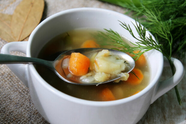 Быстрый рыбный суп из минтая, фото sovkusom.ru