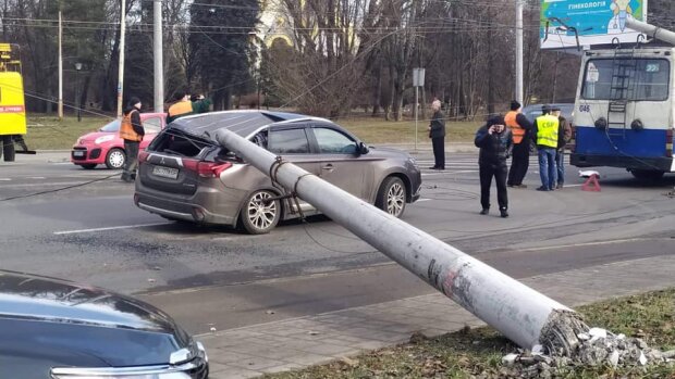 В Львове электроопоры рухнули на дорогу, фото:Facebook