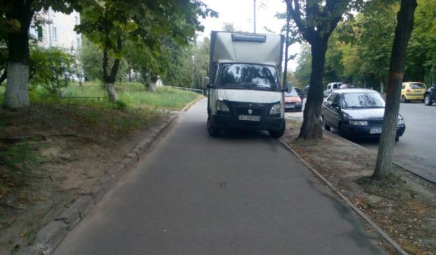 "Герой парковки" окупував київський тротуар (ФОТО)