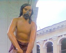 Вандалы отбили нос у статуи «Самсона» на столичной площади (фото)