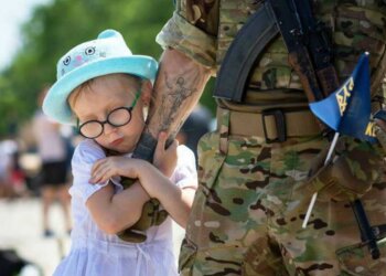 Батько з дитиною. Фото: gazeta.ua