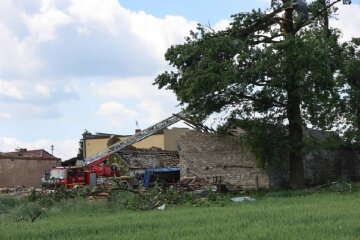 Наслідки смерчу в селі Бальцажовіце: пошкоджені будинки, зірвані дахи