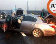 BMW врізався в огорожу під Києвом: пасажирка загинула (фото)