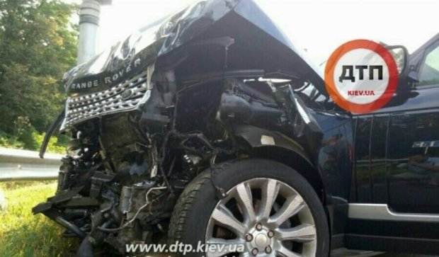 Range Rover на скорости врезался в пассажирский автобус под Киевом