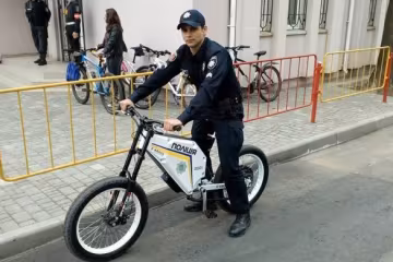 Дитяча мрія - це так просто: франківські копи показали честь погонів усій Україні, - зворушливе відео