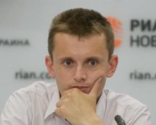 Порошенко шантажируют военным положением