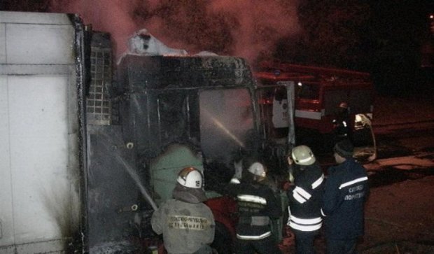 В столице водитель грузовика сгорел заживо (фото, видео)