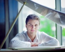Відомий піаніст зіграв гімн України в центрі Парижа (відео)