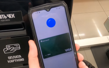 Оплата картою ПриватБанку. Фото: скрін youtube