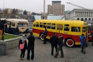 На Майдан свезли ретротроллейбусы и бусы (фото)
