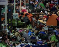 Люди в метро Киева во время ночной атаки РФ 2 июля 2026
