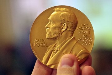 Нобелевскую премию по физике присудили  открытию массы нейтрино