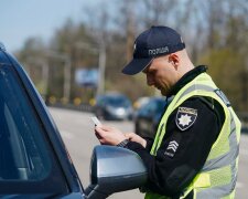 Поліція зупинила авто: водій у салоні