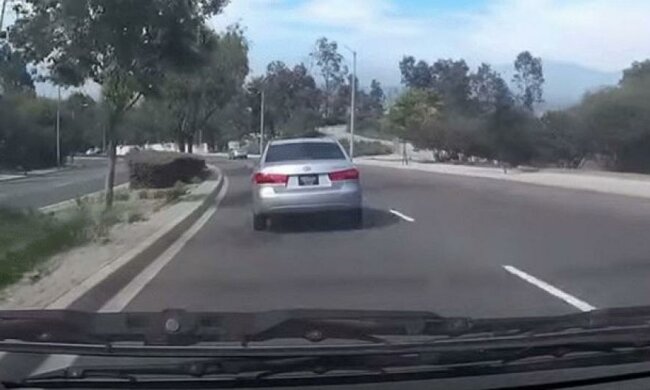 Экстремалка на полной скорости “вышла” из машины (видео)