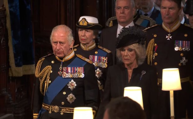 Король Чарльз III та королева-консорт Камілла на похороні Єлизавети II, кадр з відео