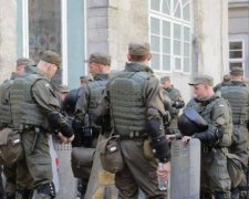 К мэрии Львова направили войска