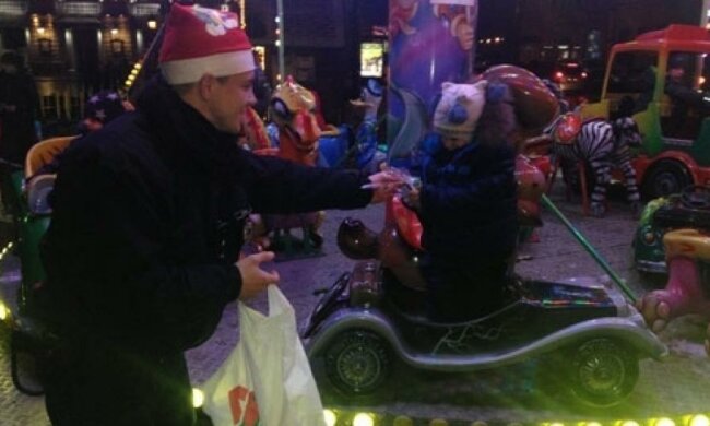 Львівські поліцейські знову заколядували (відео)