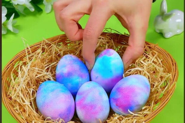 Окрашивание яиц к Пасхе, фото: скриншот из видео