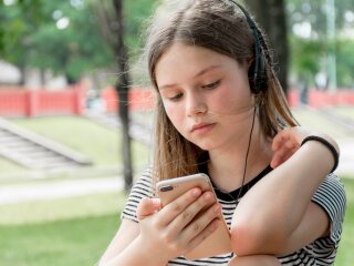 Дівчинка слухає музику