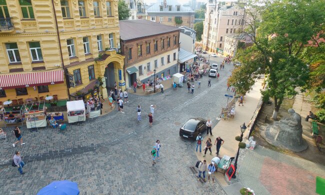 Киянин посадив на повідок дивного вихованця, соцмережі в шоці: "Ну і свиня!"