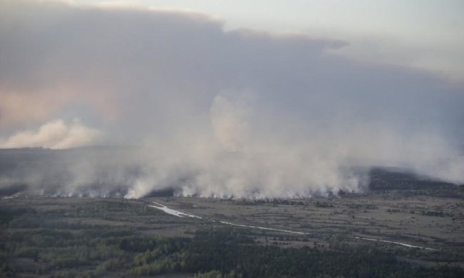 Більше сотні осіб гасять пожежу під Чорнобилем