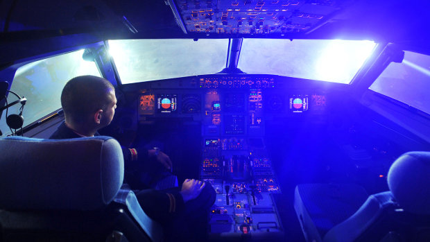 Военные пилоты официально встретили отряд НЛО, невероятные маневры: видео
