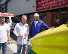 Больница Мечникова получила современную скорую: фонд "Надежда" и Валерий Дубиль передали авто для спасения тяжелых пациентов