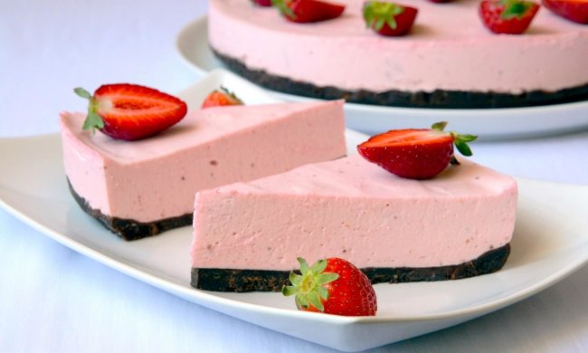 Пальчики оближеш: рецепт полуничного пирога з вершковим сиром