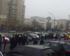 Штурм дома Луценко: в ход пошли кулаки и газ