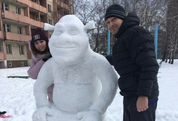 В Киеве отец с дочкой устроили "Звездные войны" в снегу: "Узнали Дарта Вейдера?"