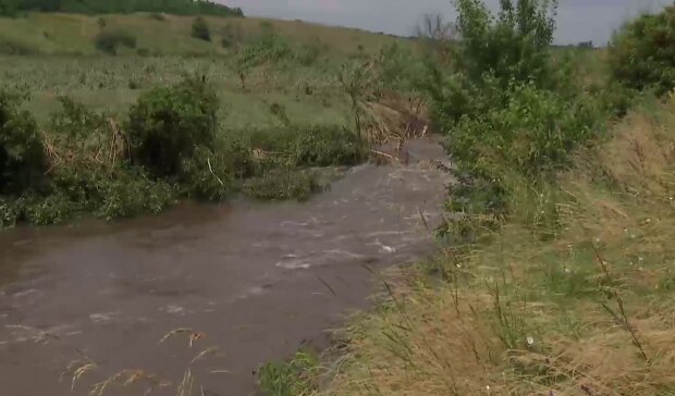 Вулиці пішли під воду й ріки вийшли з берегів: українцям показали наслідки злив 