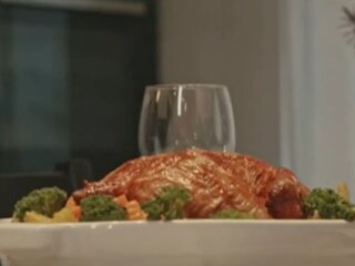 Новорічний стіл, скріншот з відео