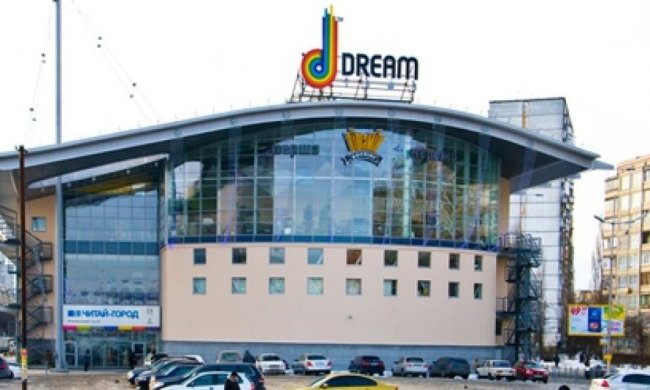 Відвідувачів київського «Dream Town» евакуювали через підозрілий кейс