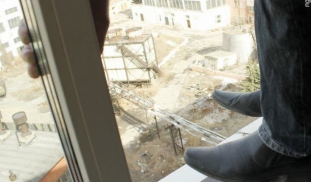 В Киеве студент-самоубийца выпрыгнул с балкона 